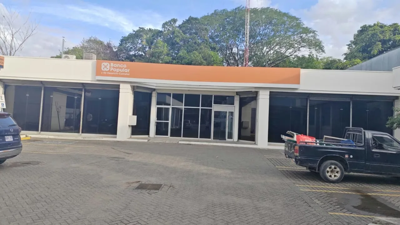Premium Commercial place where the People's Bank was located for more than 17 years, available for rent / hire from September 1. Excellent location, in the pure Huacas cross in front of ... — photo 3