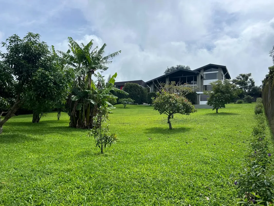 Se Vende Casa con Amplio Terreno y Vista Panorámica 360°