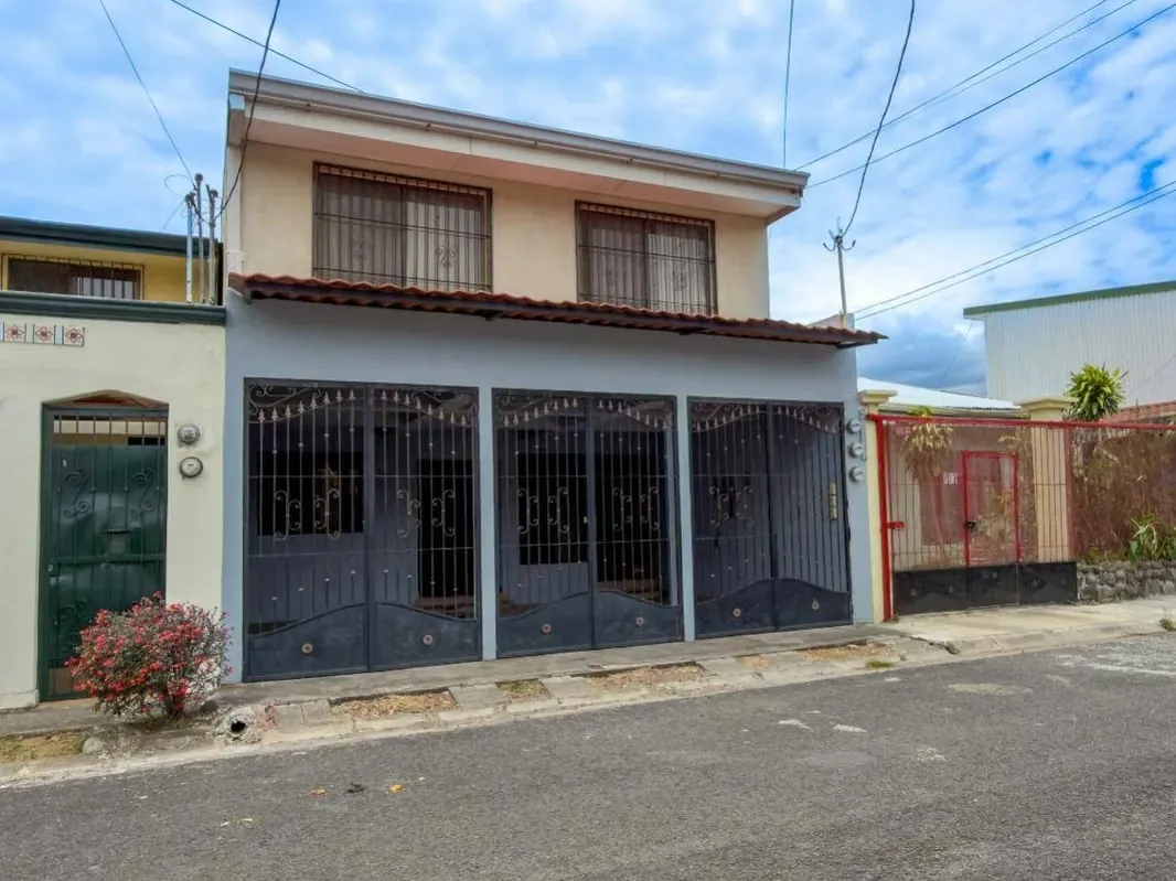 Located in Residencial Occidente, San Rafael de Alajuela, this property represents an excellent opportunity ...