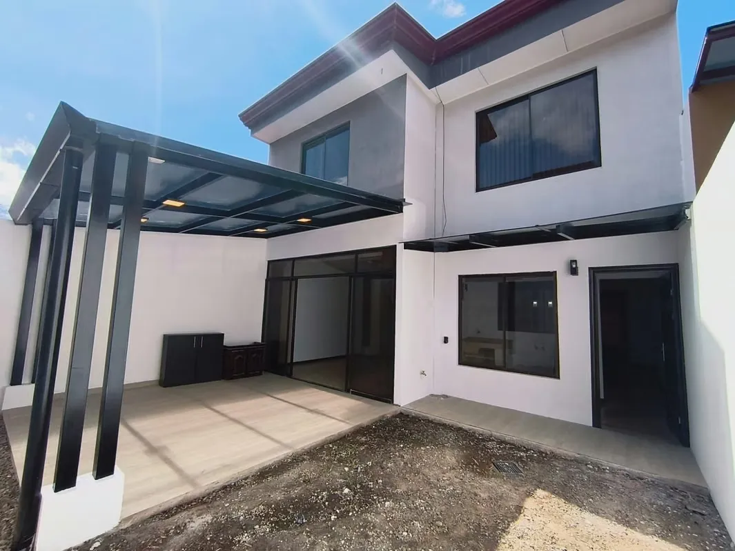 Casa de dos plantas, con espacios amplios. En la primera planta cuenta con 3 ambientes integrados y en la segunda planta con 3 habitaciones, recibidor y balcón.