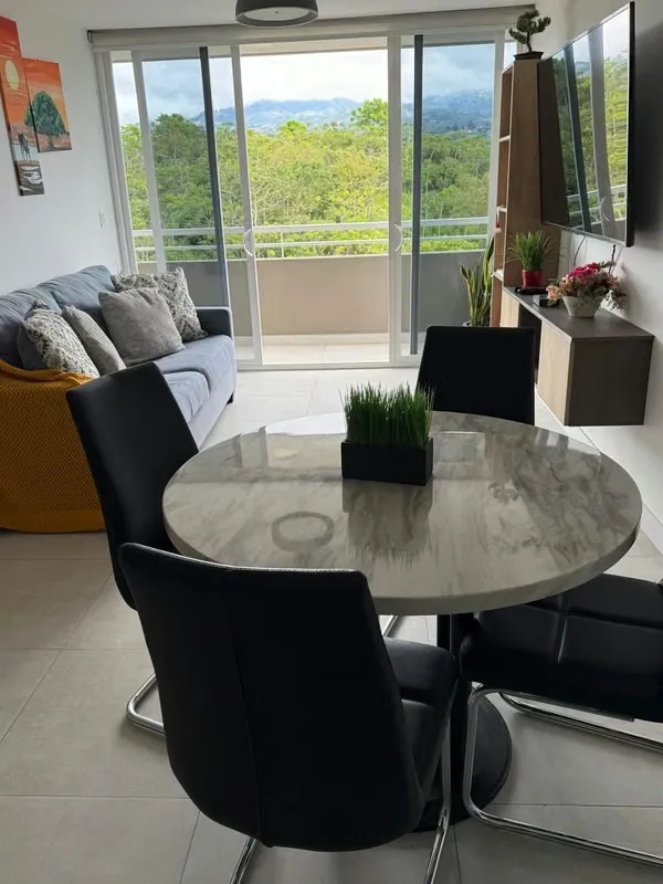 Un amplio apartamento donde la naturaleza se integra con el diseño y la funcionalidad.