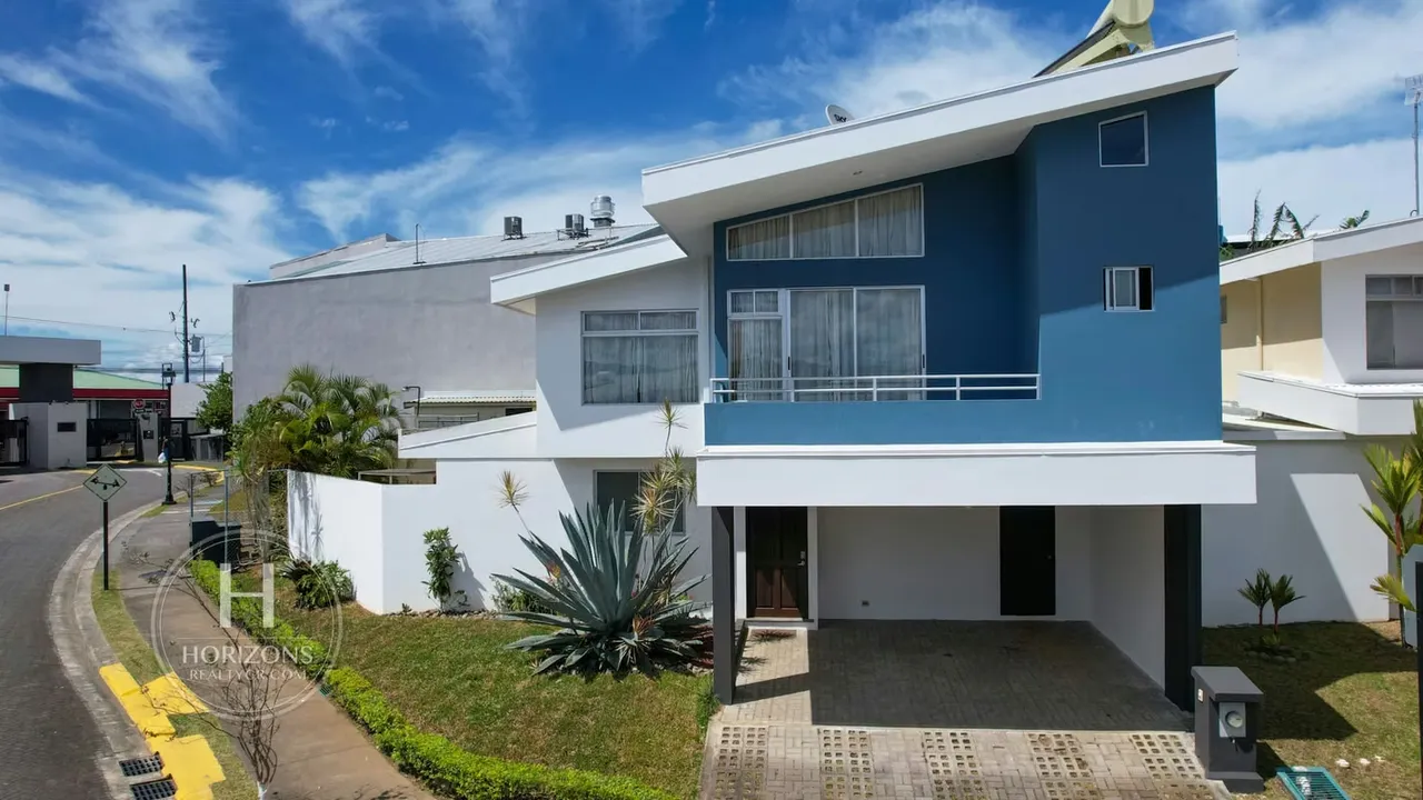 Amplia casa esquinera en venta ubicada en Condominio Mirasol en Sabanilla, Montes de Oca, a 1.4 km de la ...