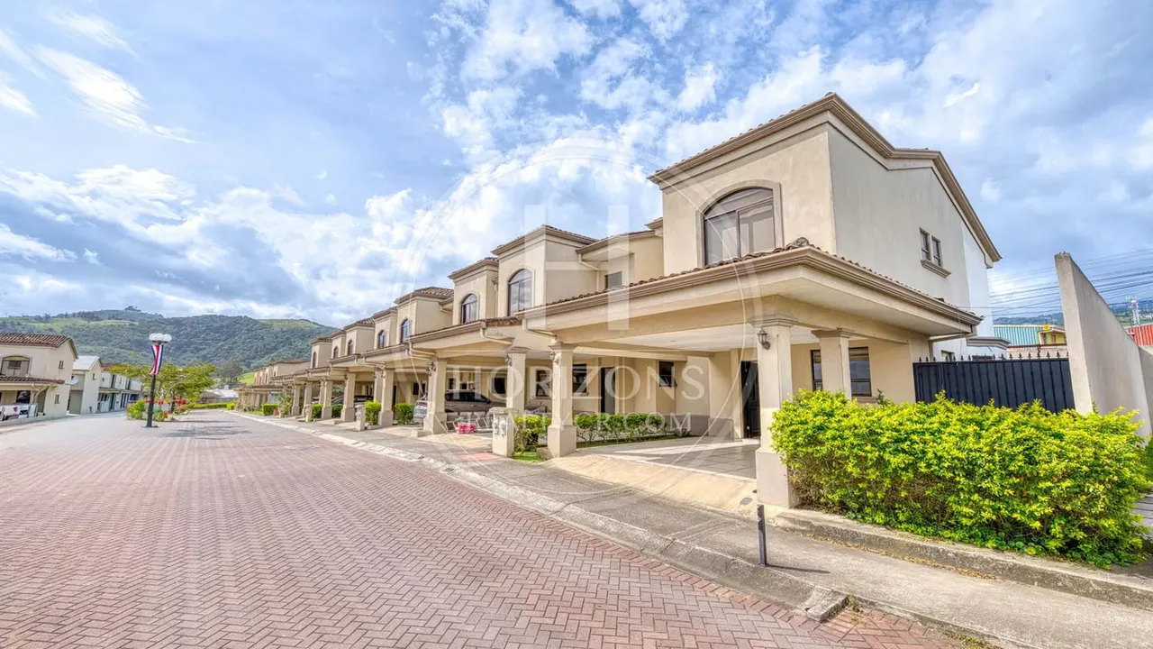 Casa con Jardín en Venta en Condominio Karataba en Taras de Cartago 3 NOJ1172IJ