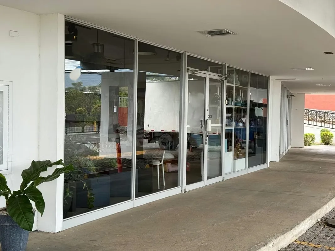 Ubique su negocio en una de las zonas de mayor crecimiento comercial y empresarial del oeste de San José. Este ...