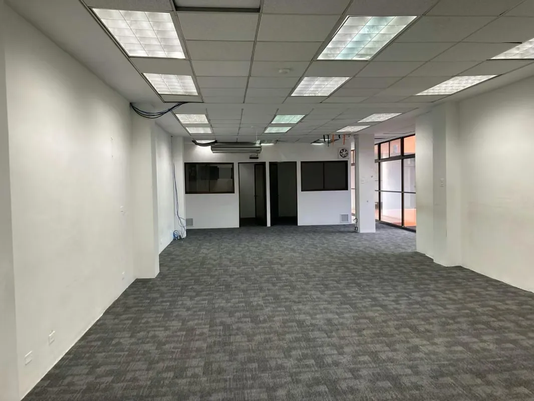 Oficina 310m² Sabana, por el Tennis, frente a linea del tren  (OF-127)