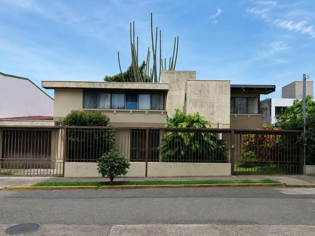 Casa de uso mixto con amplio potencial comercial o para renovación residencial-ID 42698