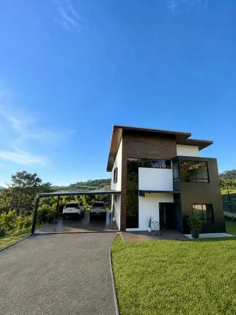Casa Campestre con 4 Hab (Una en 1° Planta), Garaje-4 Carros, Panel Solar y Condo tipo Club