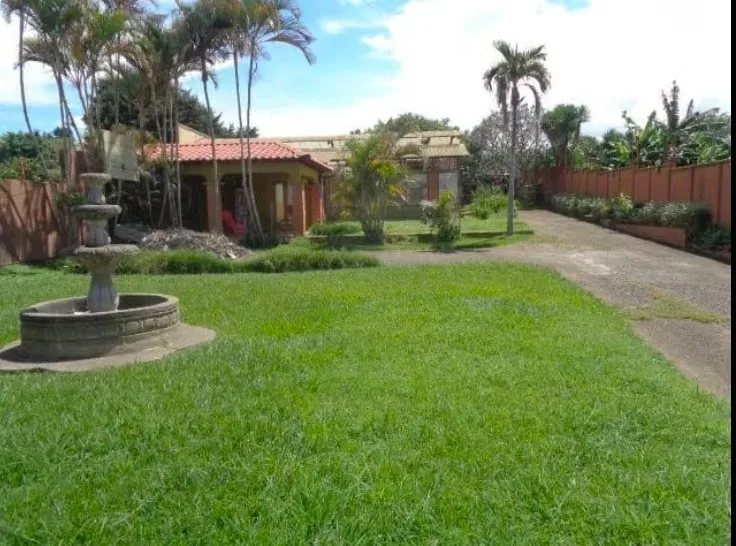 House for sale with huge land in Santo Domingo de Heredia.