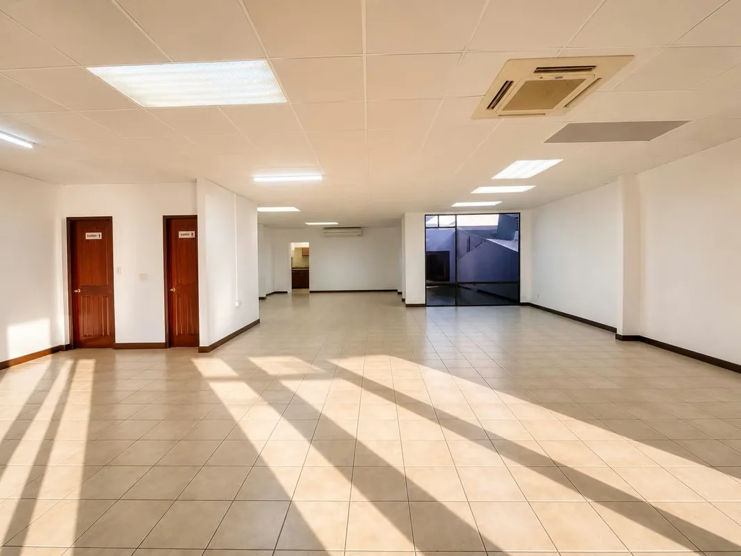 Strategically located in Paseo Colon, just steps from Pizza Hut, this spacious 160 m² office is ideal for businesses, professional firms, medical practices, or service centers seeking ... — photo 3