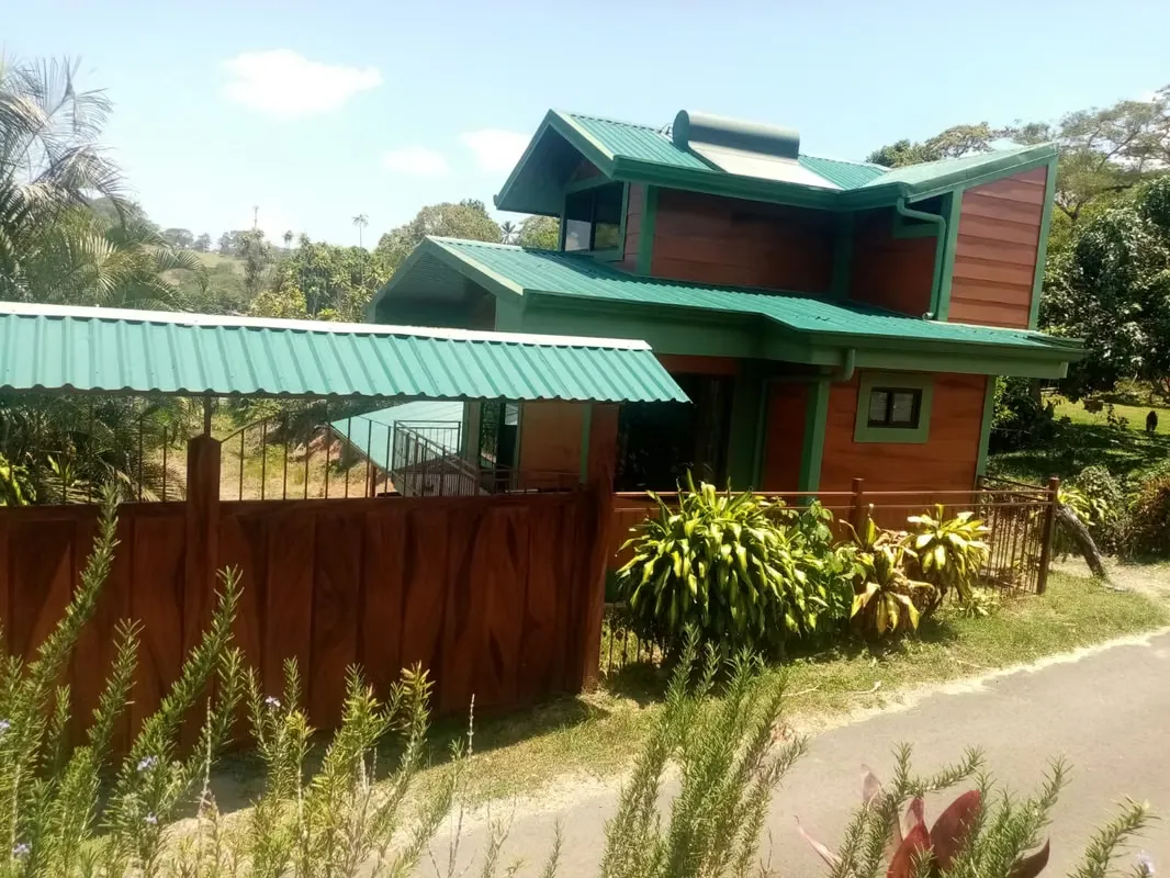 Esta propiedad lo tiene todo, lote amplio y una edificación fresca, moderna, ventilada y muy iluminada. ...