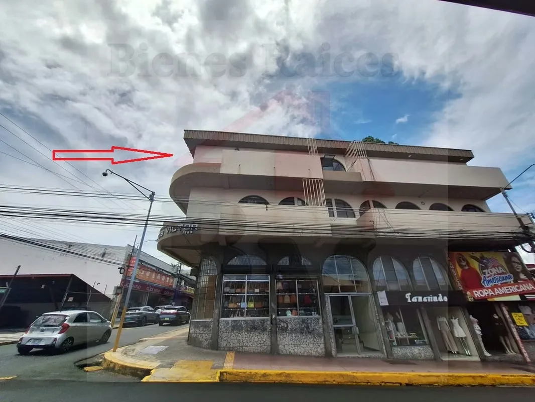 • Ubicado en 3° Piso (Gradas, no hay ascensor)