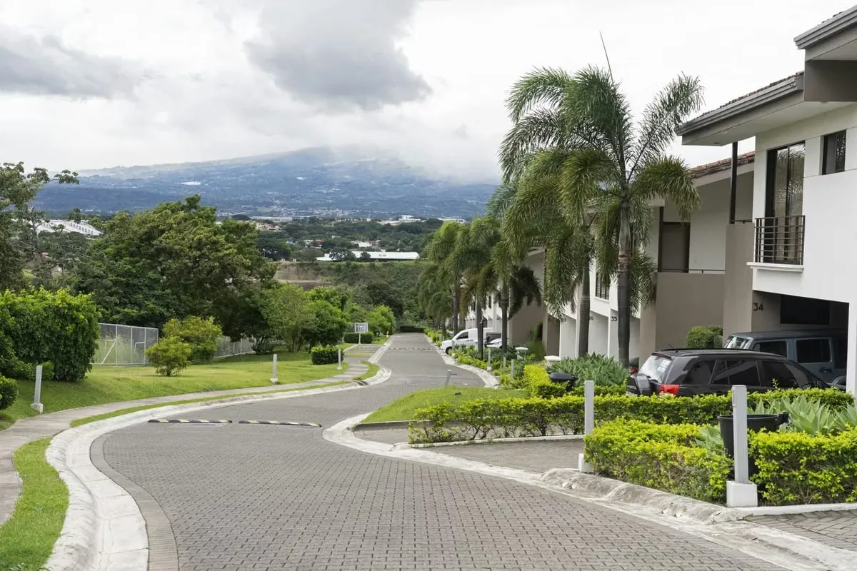GUACHIPELIN NORTE DE 4 HABITACIONES - JARDIN - AMUEBLADA