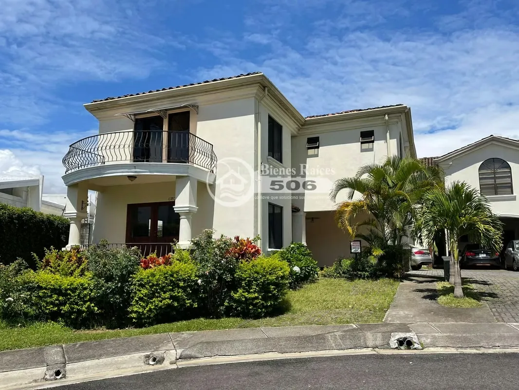 Casa en 2 plantas, cocina sin línea blanca, 3 habitaciones, 2.5 baños, parqueo para 2 vehículos (pequeños)