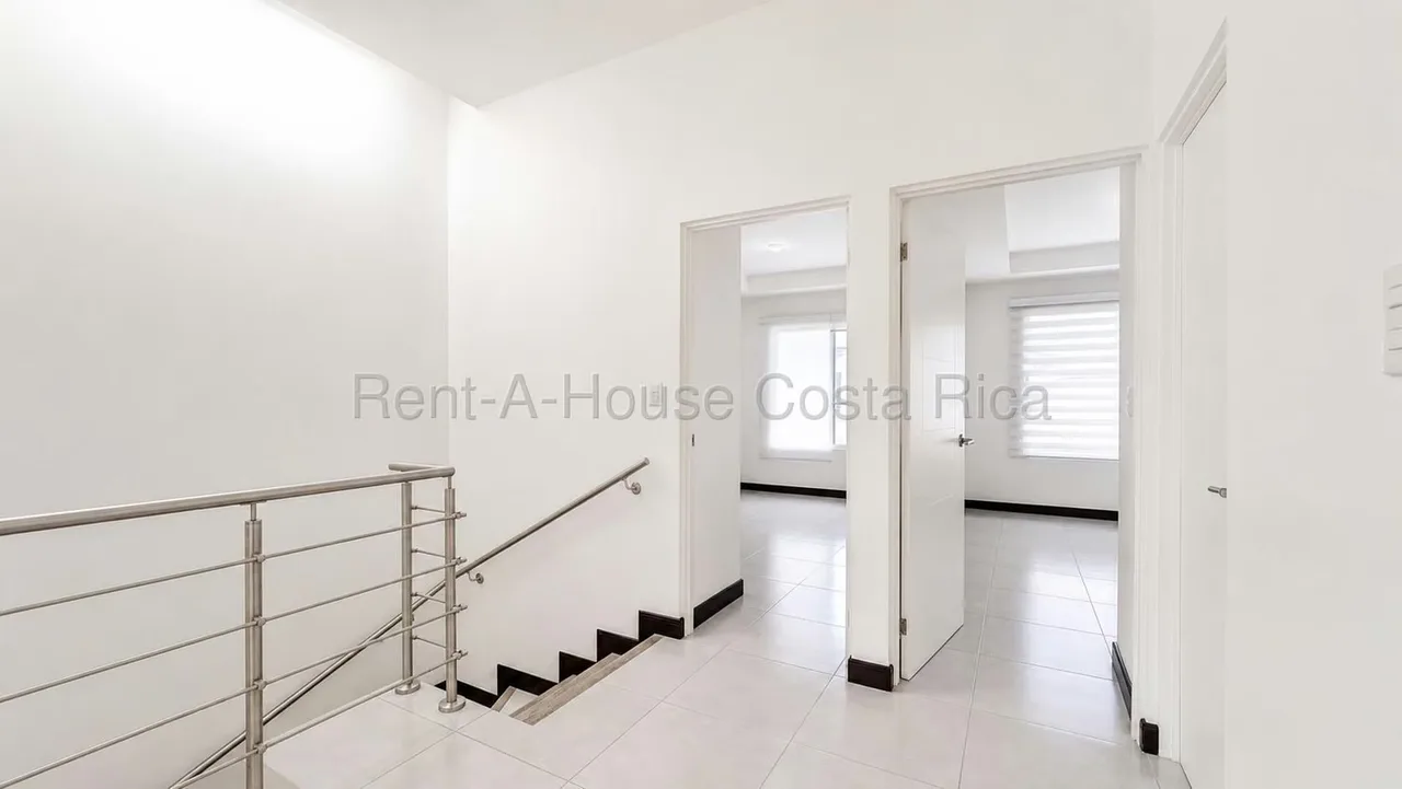 Descubrí el hogar ideal en una de las zonas de mayor plusvalía del este de San José. Esta hermosa casa en condominio ofrece 3 habitaciones, 2.5 baños, amplia sala-comedor, cocina ... — photo 4