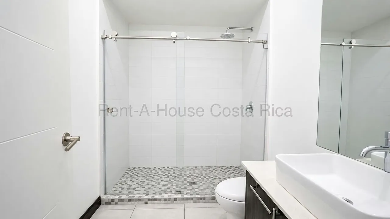 Descubrí el hogar ideal en una de las zonas de mayor plusvalía del este de San José. Esta hermosa casa en condominio ofrece 3 habitaciones, 2.5 baños, amplia sala-comedor, cocina ... — photo 5