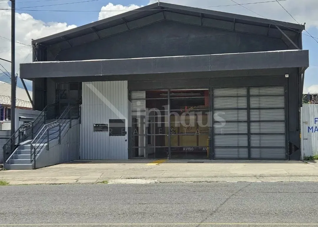 Warehouse with a 900 m² building area and 1200 m² of land located in San Sebastián, near Parque de La Paz.