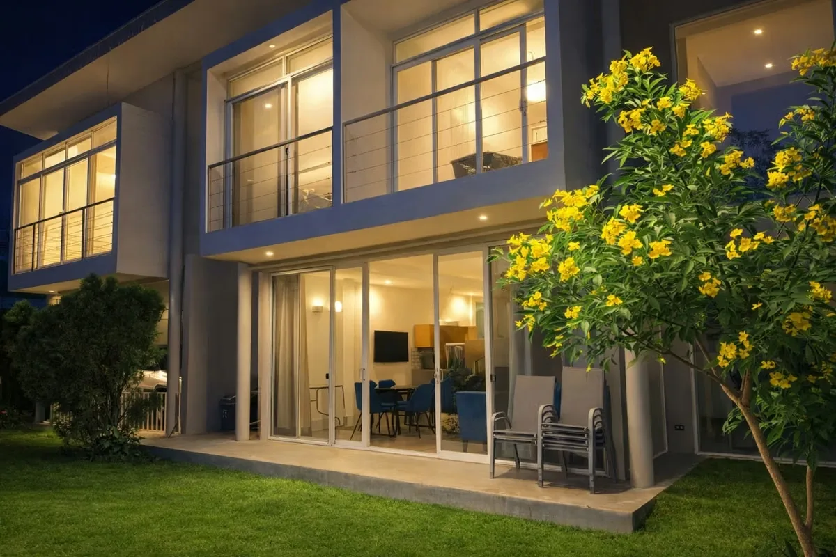 ¿BUSCAS UN HOGAR AMPLIO, LLENO DE LUZ NATURAL Y CON UNA UBICACIÓN ESTRATÉGICA EN SANTA ANA?