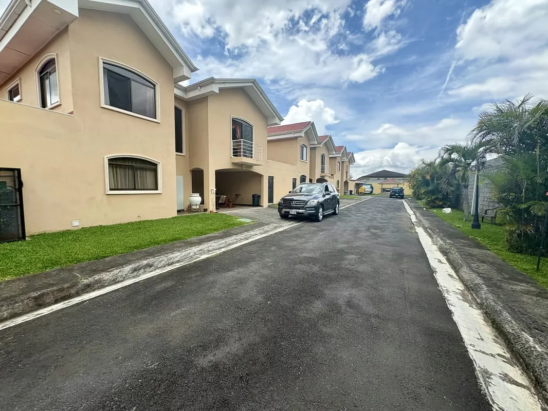 Condominium for sale with houses in Lomas de Ayarco, Curridabat