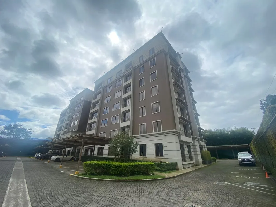 En venta fino apartamento en Torre Ayarco Real, Curridabat