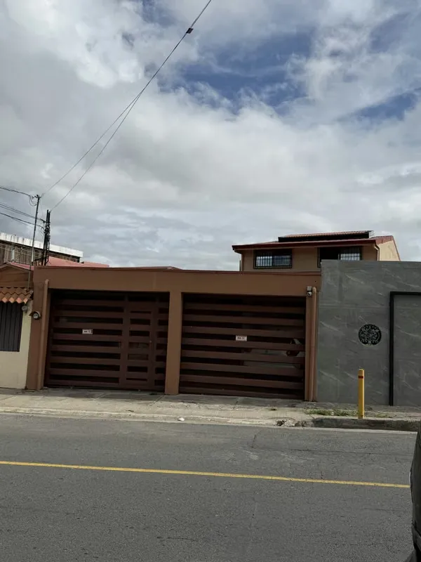 CASA EN MORAVIA, SAN VICENTE, CERCA DE ESCUELAS,UNIVERSIDAD,HOSPITAL
