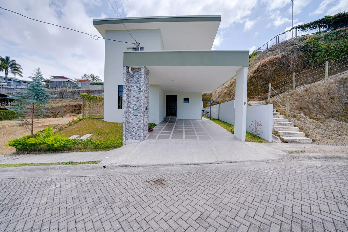 Casa en condominio, cuarto principal en 1ra planta. Mata de Plátano, Goicoechea. SSD