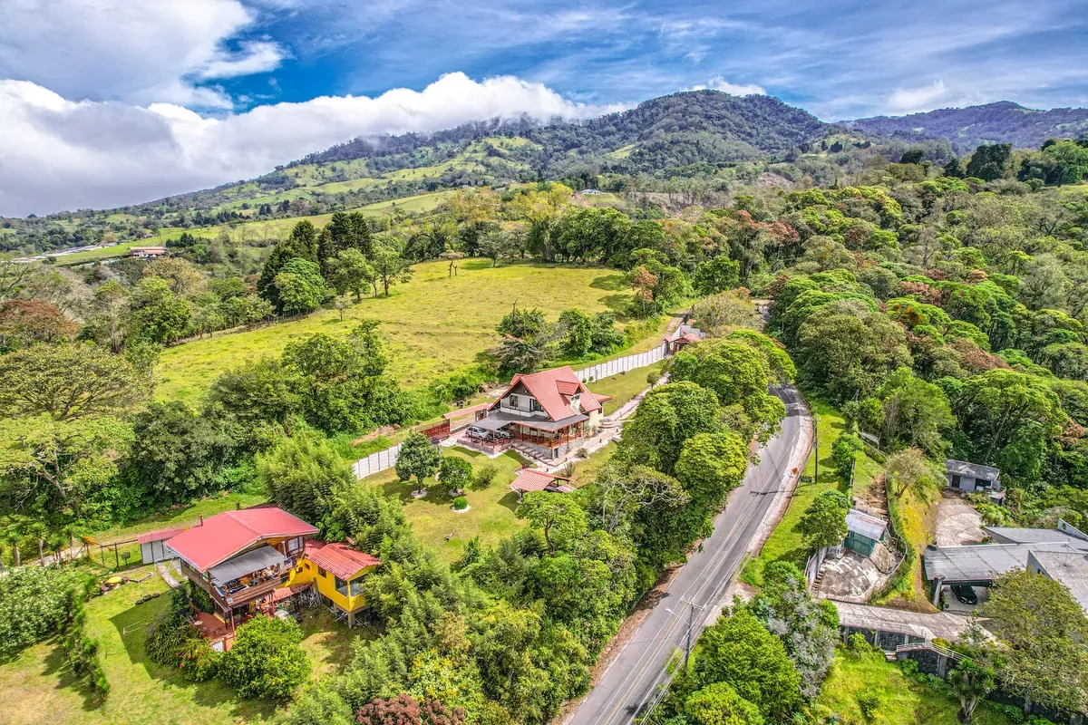 Encantadora Propiedad en Rancho Redondo – Amplios Espacios y Vistas Panorámicas SSD