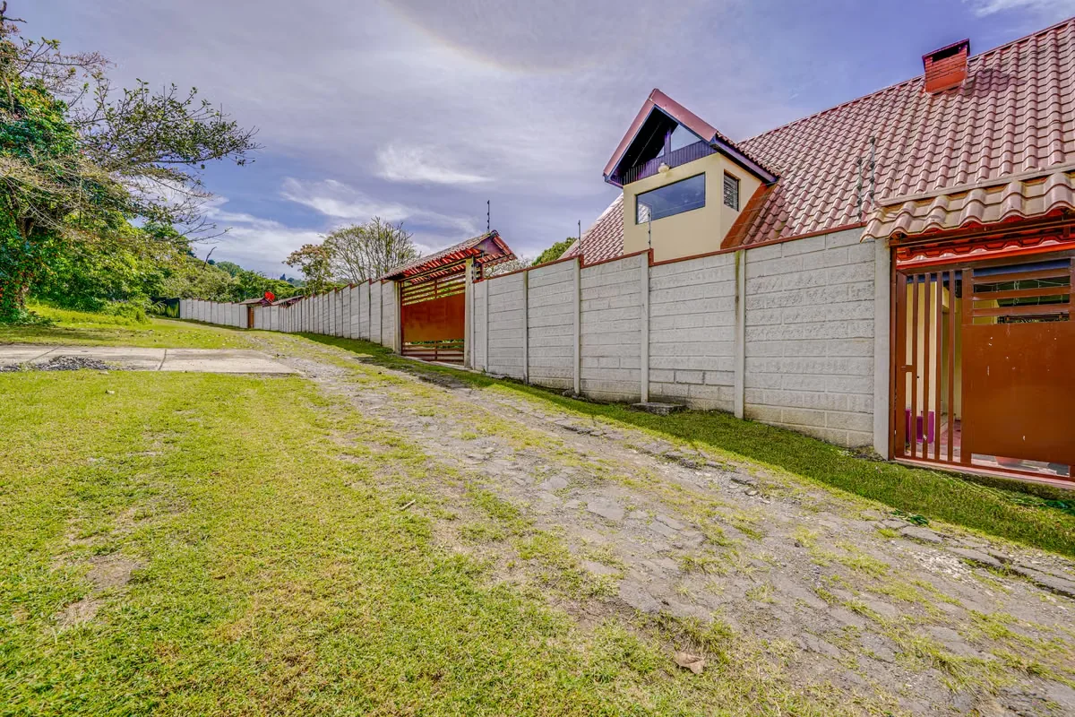 Discover this spectacular property located in Rancho Redondo, a privileged place with a cool climate, tranquility, and a deep connection with nature. With a lot of 21,880 ft² and a ... — photo 3