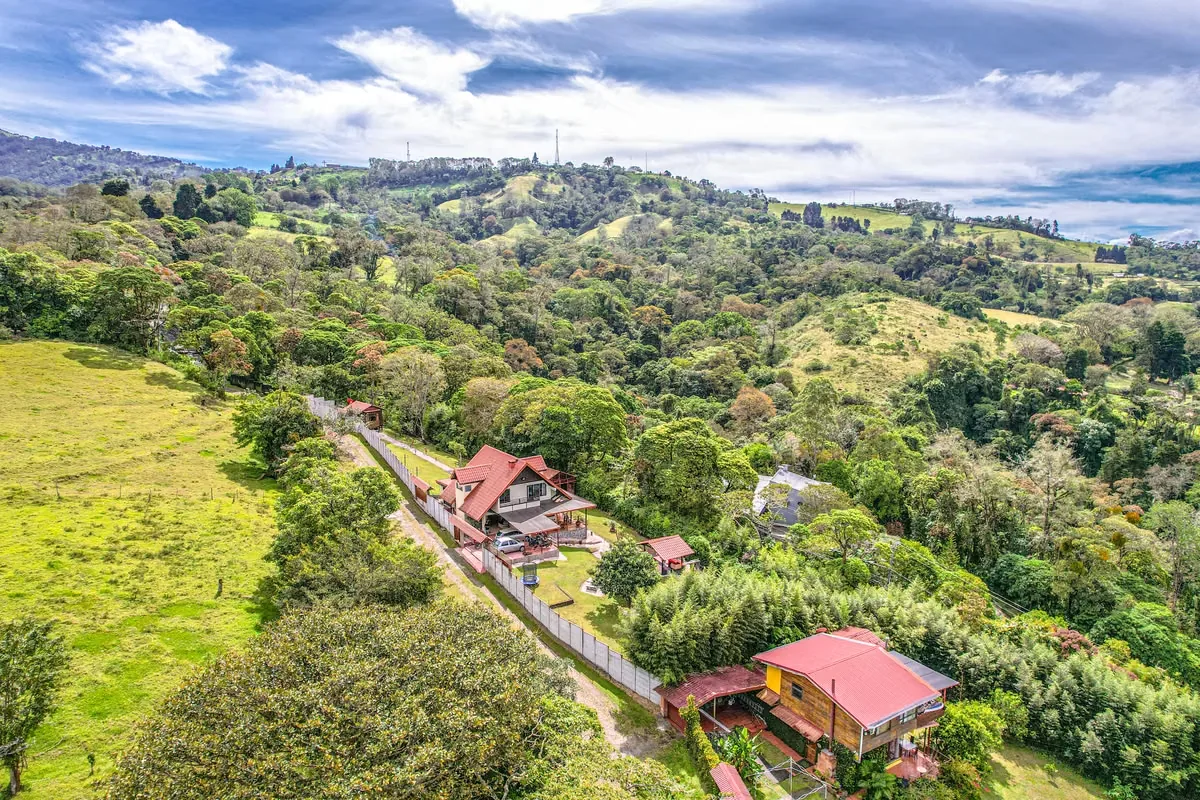 Discover this spectacular property located in Rancho Redondo, a privileged place with a cool climate, tranquility, and a deep connection with nature. With a lot of 21,880 ft² and a ... — photo 4