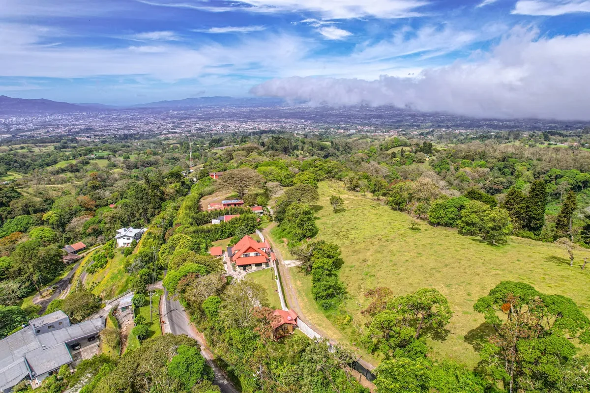 Discover this spectacular property located in Rancho Redondo, a privileged place with a cool climate, tranquility, and a deep connection with nature. With a lot of 21,880 ft² and a ... — photo 5