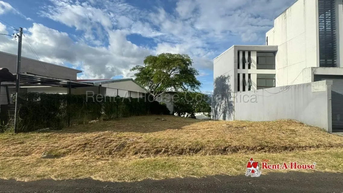 Venta de Lote en Piedades de Santa Ana. 26-2031