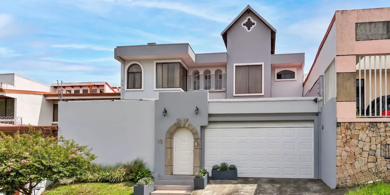 Venta casa familiar de 2 niveles con oficina y jardín, Sanchez. (AD)