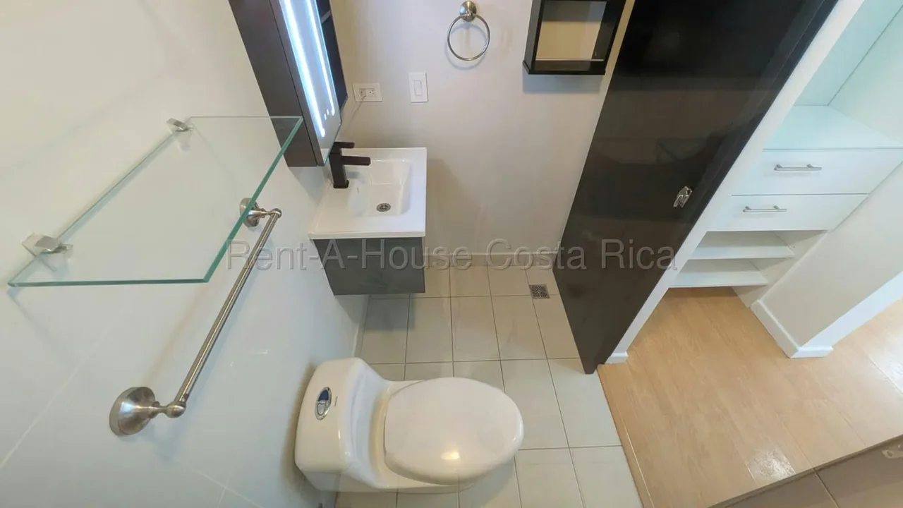 Ubicado en una de las zonas más convenientes y de mayor crecimiento del este de San José, este moderno apartamento en torre combina comodidad, seguridad y una excelente oportunidad de ... — photo 2