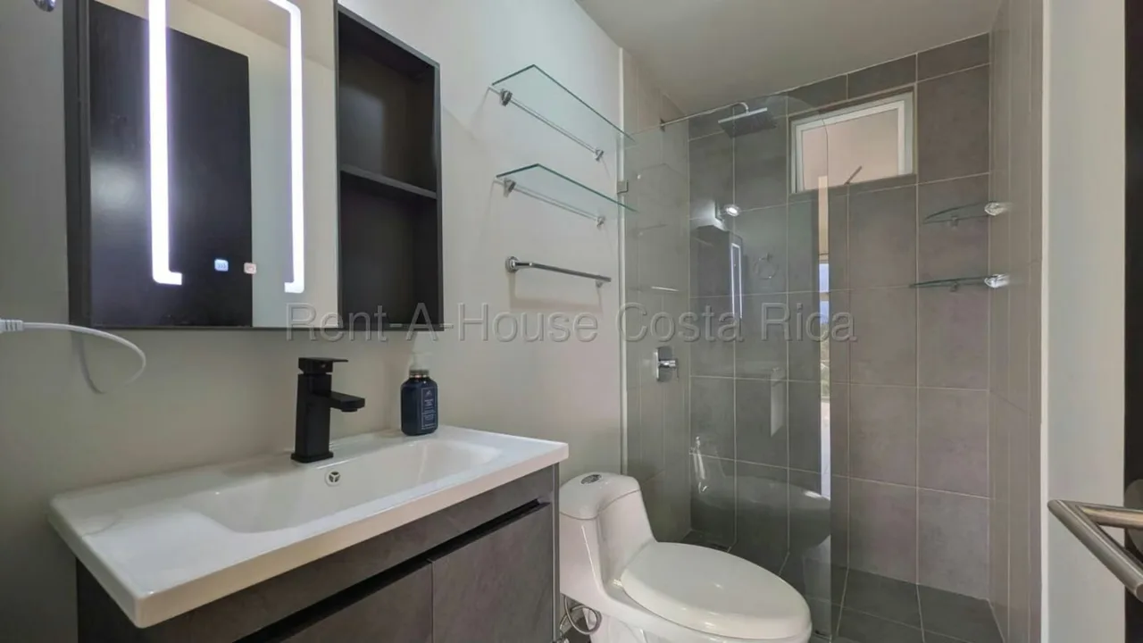 Ubicado en una de las zonas más convenientes y de mayor crecimiento del este de San José, este moderno apartamento en torre combina comodidad, seguridad y una excelente oportunidad de ... — photo 3