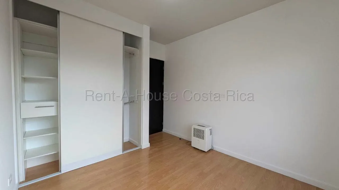 Ubicado en una de las zonas más convenientes y de mayor crecimiento del este de San José, este moderno apartamento en torre combina comodidad, seguridad y una excelente oportunidad de ... — photo 4
