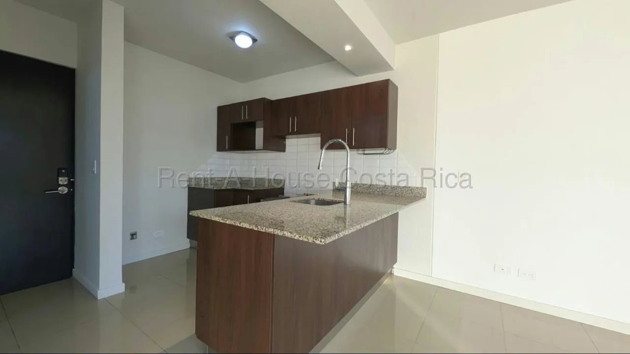 Ubicado en una de las zonas más convenientes y de mayor crecimiento del este de San José, este moderno apartamento en torre combina comodidad, seguridad y una excelente oportunidad de ... — photo 5