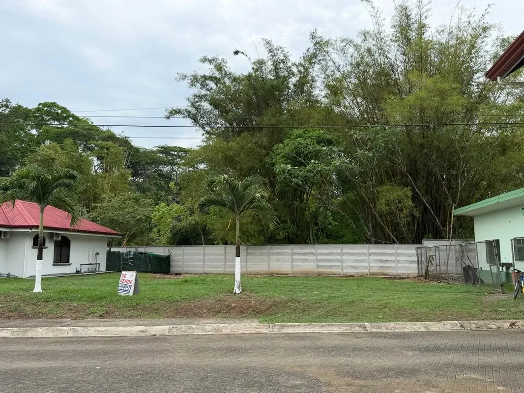 Excellent investment opportunity in Garabito, Puntarenas. This property offers the security of a private condominium, very close to the ...