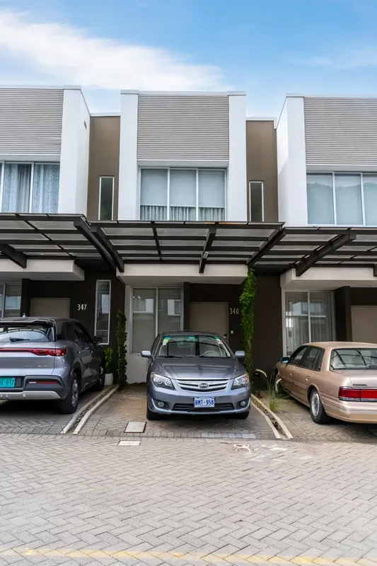 ¿Busca casa en Santa Ana? Esta tiene amenidades inmejorables a un excelente precio
