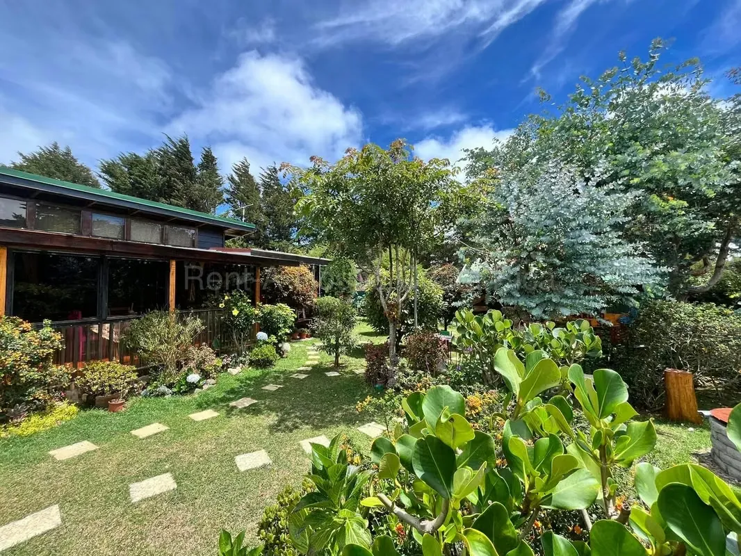 Refugio de Montaña con Encanto Rústico y Amplio Terreno en Dota