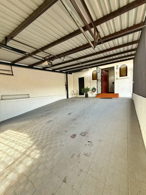 CASA EN VENTA, ESQUINERA Y CON USO MIXTO EN ROHRMOSER! P580