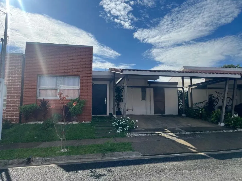 Alquiler de Casa en Condominio en Los Arcos – Belén / Heredia