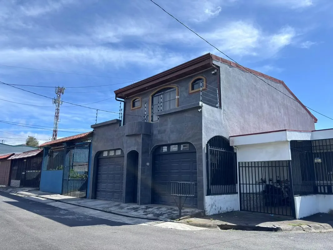 Amplia y elegante casa de dos niveles en San Antonio de Coronado, recientemente remodelada y diseñada para brindar comodidad, amplitud y funcionalidad para toda la familia. — photo 3