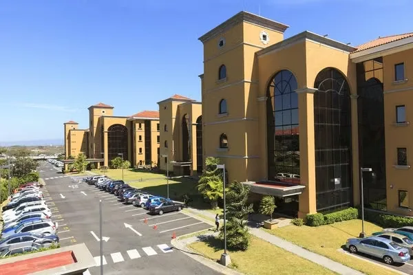 For rent large office space completely remodeled in Forum 1 Santa Ana, measures 166.64 m2 of construction, is on one level and is on the 3rd and top floor, has lighting, central air ...