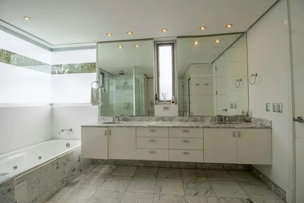 Located in one of the most exclusive and secure condominiums in Escazú, this spectacular three-level corner residence offers an impeccable ... — photo 4