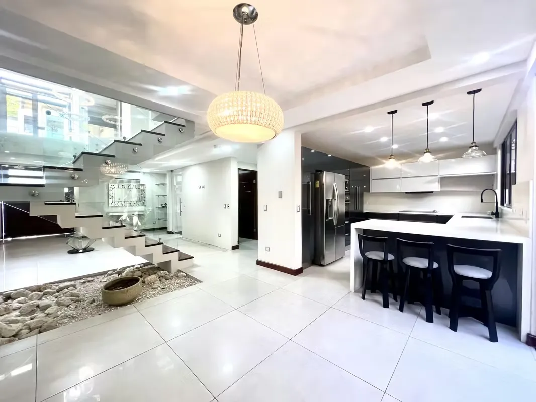 CASA DE DISEÑO CONTEMPORÁNEO EN CONDOMINIO EXCLUSIVO | TRES NIVELES, JARDÍN Y ÁREA MULTIUSOS