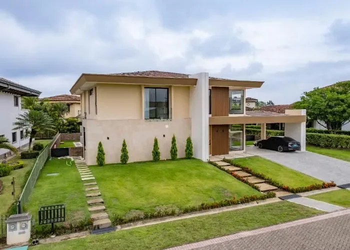 Experience the pinnacle of sophisticated living in this exceptional contemporary estate, located within the prestigious gated community of Hacienda Los Reyes in La Guácima, Alajuela. ...