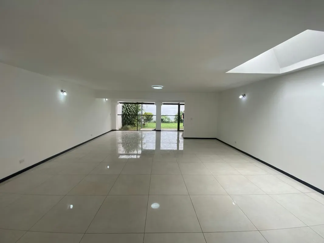 Se alquila casa en Escazú - Trejos Montealegre, 400m oeste de Escazú Village, ubicación excepcional muy cerca de Walmart, centros comerciales, supermercados, servicios, paradas de ...