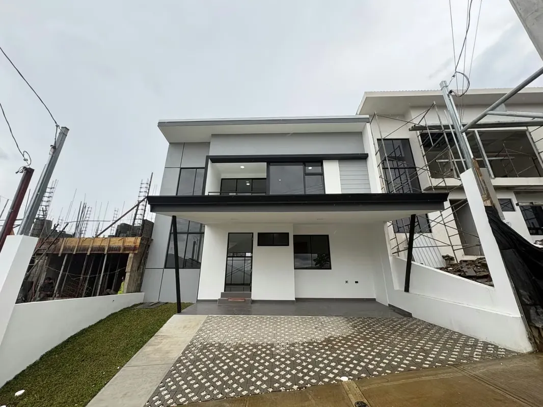 *Venta de hermosa casa de 4 habitaciones en condominio en Tres Ríos.