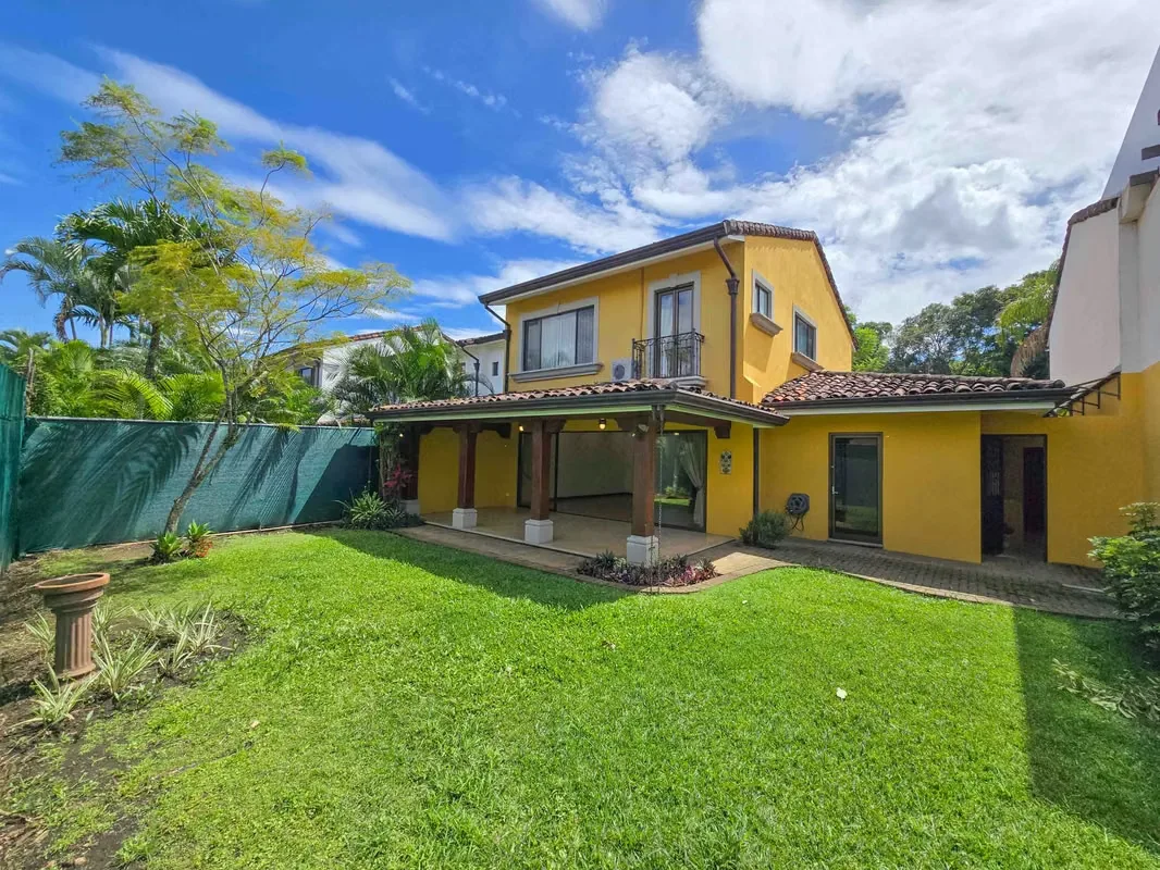 Broad House with Jardin for rent in Santa Ana wells