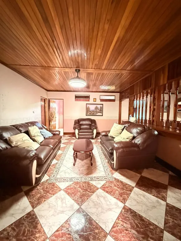 Casa con Apartamento Amueblado Independiente en Venta en Río Oro, Santa Ana