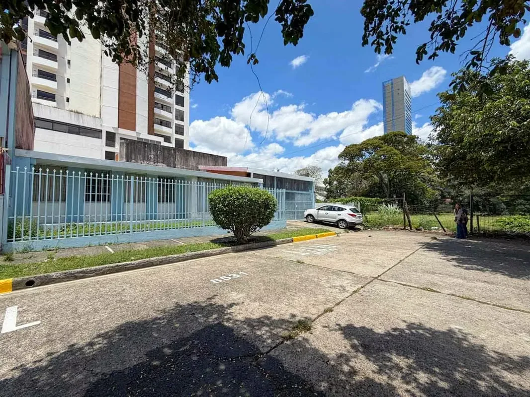Single-Story Home for Sale in Sabana Norte with Mixed-Use Zoning and Development Potential — photo 3